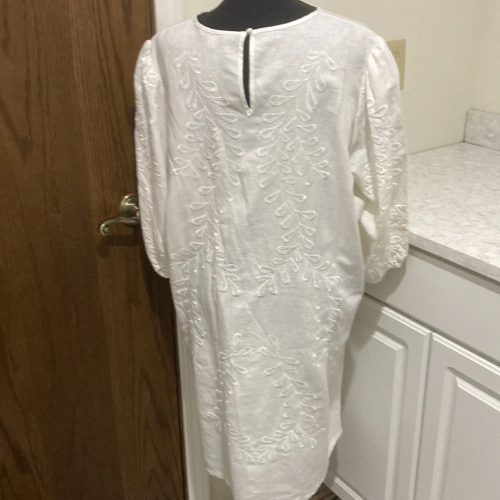 New white linen blend embroidered shift dress - Picture 3 of 11